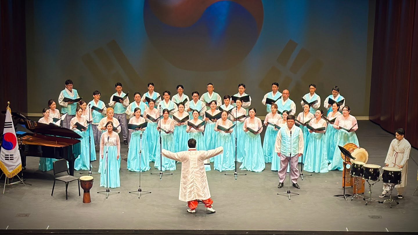 한복을 입은 합창단과 태극기 배경 앞에서 진행되는 전통 레퍼토리 무대