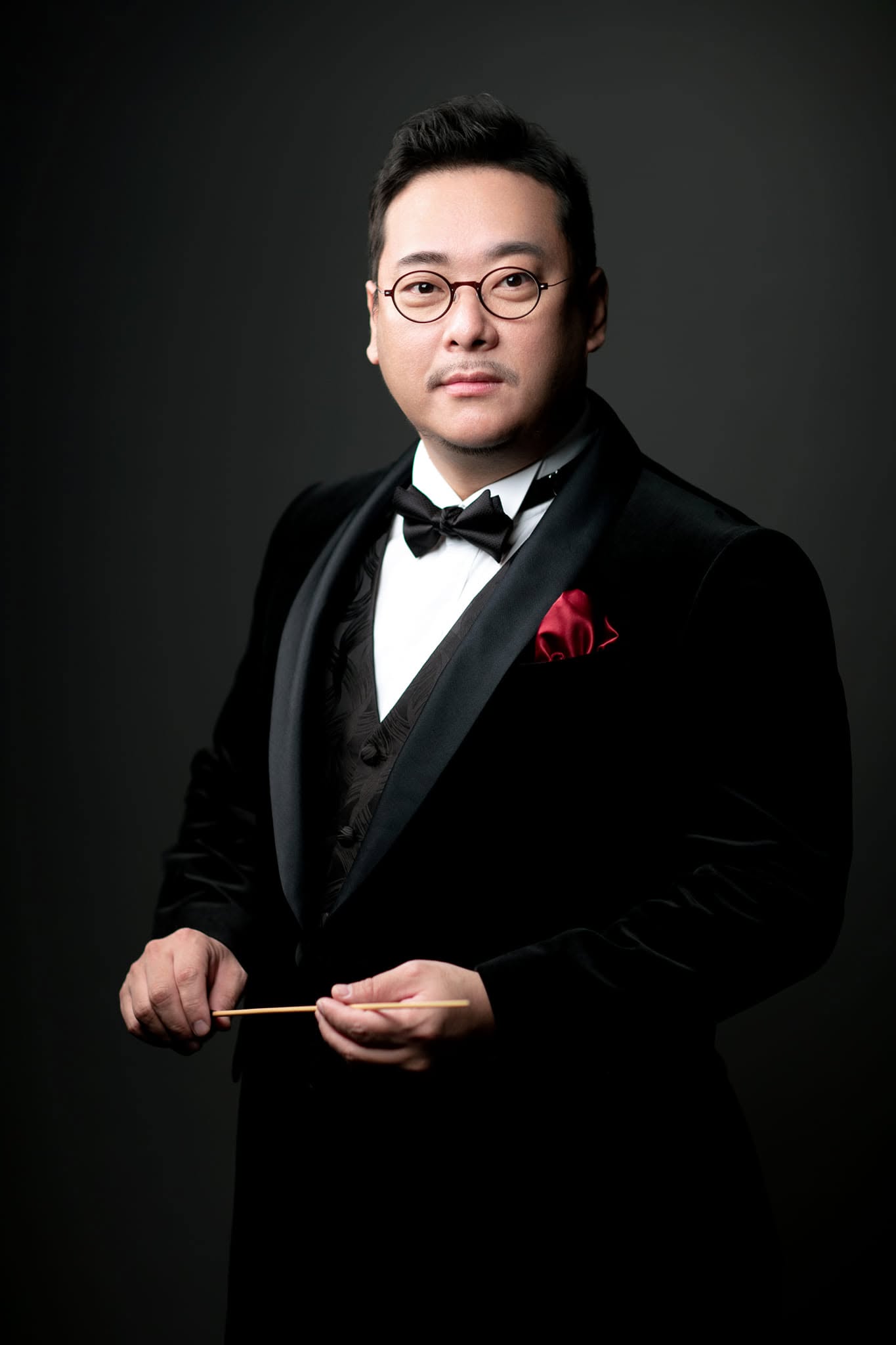 붉은 보타이와 행커치프를 착용한 박성일 지휘자의 스튜디오 초상 사진